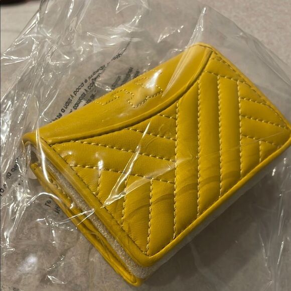 Tory Burch Alexa Daisy‎ Yellow Quilted Card Holder Foldable NWT - Picture 2 of 6